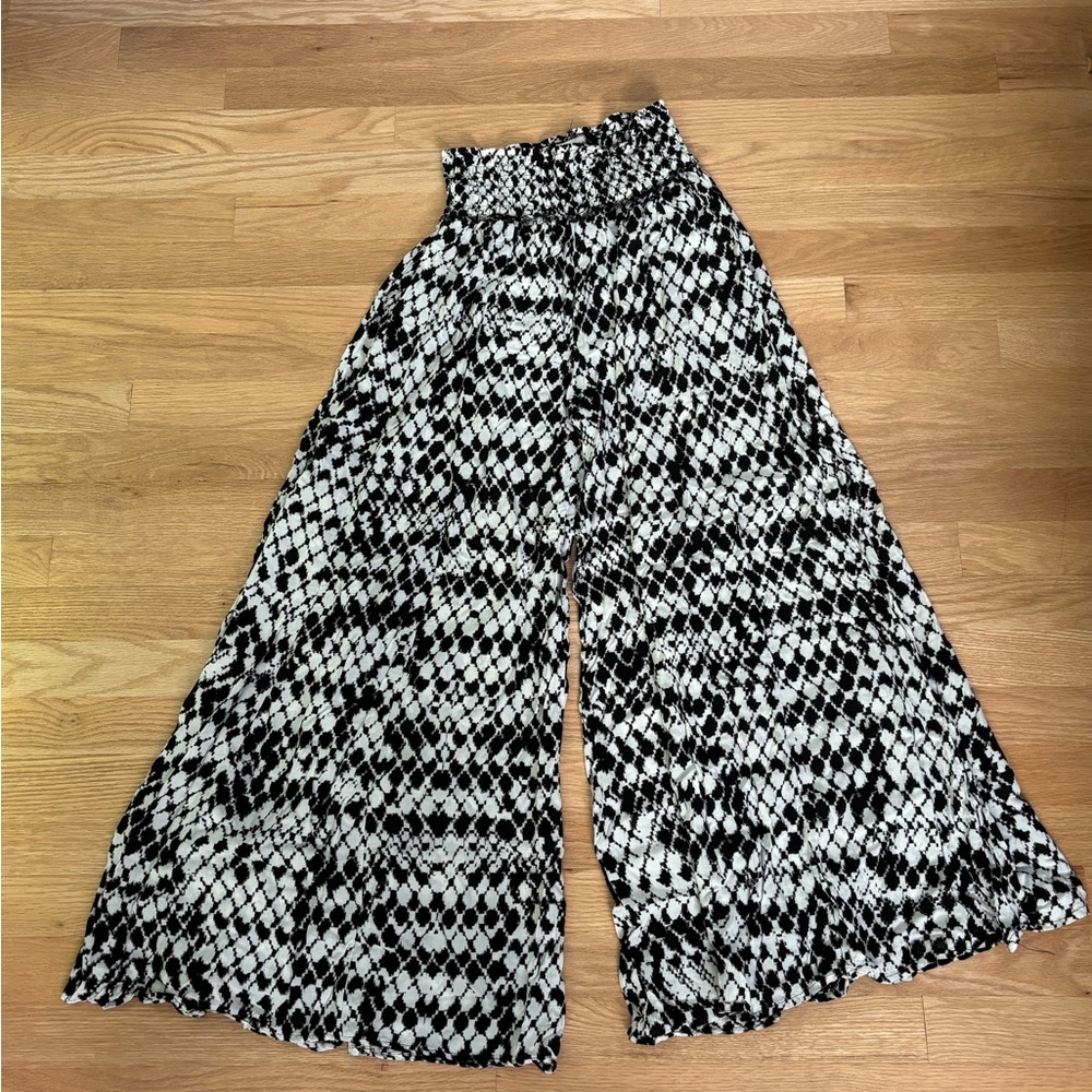 Boutique Black and White Flowy Patterned Pants